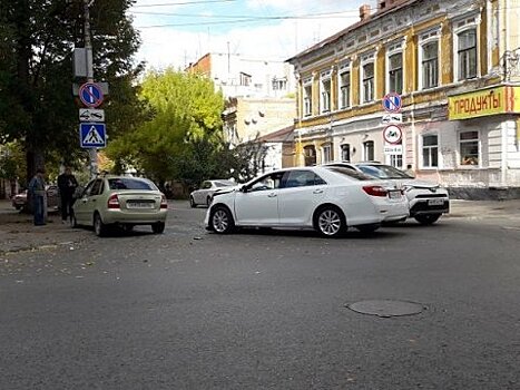 На Некрасова после удара иномарки Kalina протаранила столб