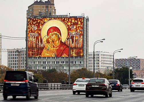 Огромные иконы появились на зданиях Москвы