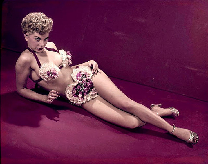 Барбара Николс. Американская актриса и фотомодель. В середине 1950-х она переехала в Голливуд. После переезда Барбара начала сниматься в фильмах и телесериалах, часто в комедиях.
