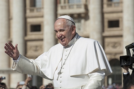 Папа Римский похвалил женщину, кормящую ребенка грудью в церкви
