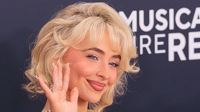 Сабрина Карпентер в одном корсете снялась для обложки Vogue
