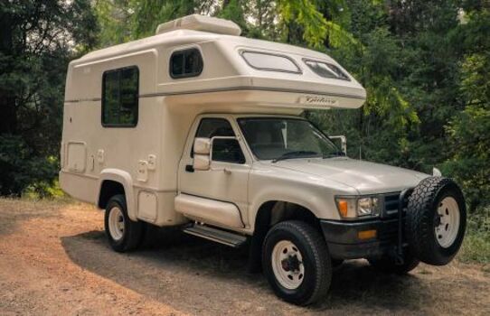 Toyota Hilux Galaxy Camper - медленный автодом из 90-х годов