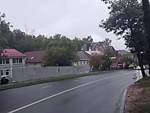 Легковушка снесла забор и вылетела в кювет на Зеленском съезде