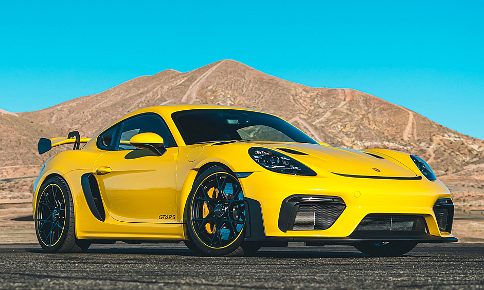 Porsche 718 Cayman GT4 RS/718 Spyder RS. Volkswagen Group давно приучила к тому, что две буквы в названии многое меняют. Компактные «Порше» не исключение. Двигатель на RS тоже четырехлитровый, но не тот, что у изначальных GT4/Spyder. Здесь дефорсированный до 500 л.с. агрегат от 911 GT3. Коробка передач — роботизированная PDK. Плюс развитое оперение. RS радикально быстрее донорского GT4, причем везде. Так, например, «ноль-сто» он проделывает за 3,4 секунды. Результат на Нюрбургринге — 7 минут 4,511 секунды