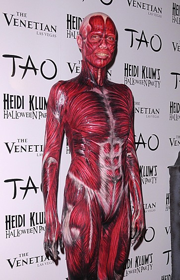 Экспонат анатомической выставки «Тело человека», 2011 год