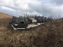 На трассе М-11 перевернулась фура, водитель погиб