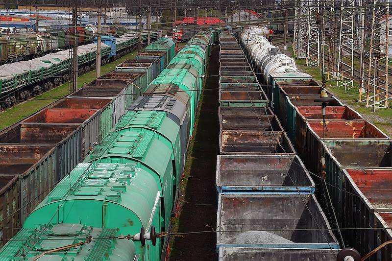 Снижение погрузки на железных дорогах в России объяснили