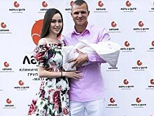 Дмитрий Тарасов забрал жену и дочку из роддома
