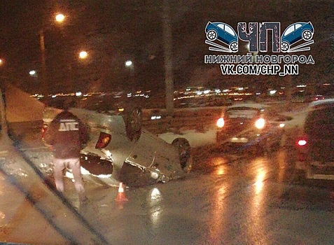 На Окском съезде автомобиль на одной летней покрышке лег на крышу