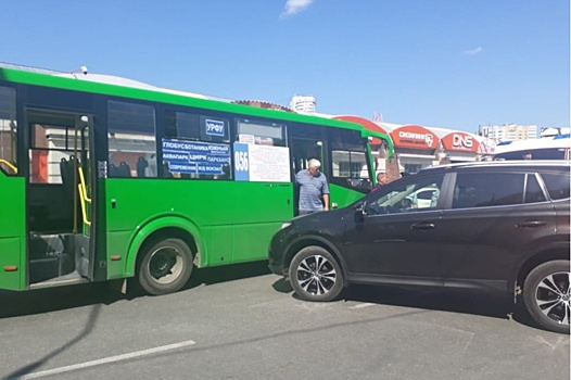 В Екатеринбурге трое детей и трое взрослых пострадали в ДТП с автобусом