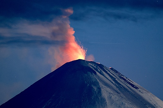 Лава из вулкана Ключевской проникла в ледник, идет выброс "бомб" на 500 м вверх