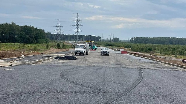 На дороге между Осташковским шоссе и Ульянковым укладывают верхний слой покрытия