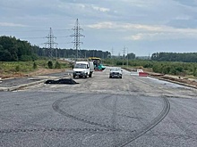 На дороге между Осташковским шоссе и Ульянковым укладывают верхний слой покрытия