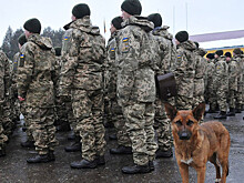 Украинскому добровольцу вручили в отряде территориальной обороны фанерный автомат для тренировок по борьбе с РФ