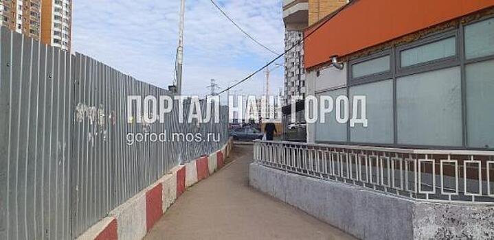 Коммунальщики восстановили строительный забор на Рождественской