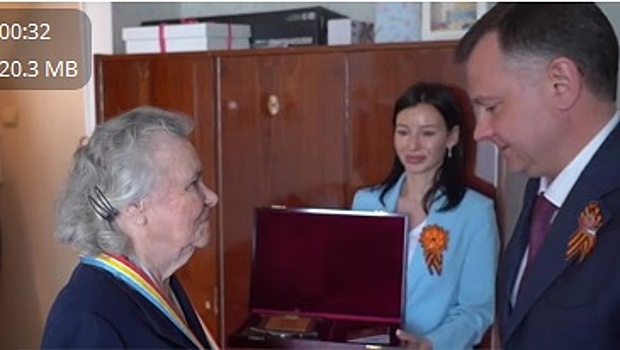 Юрий Слюсарь посетил ветерана Анну Фролову