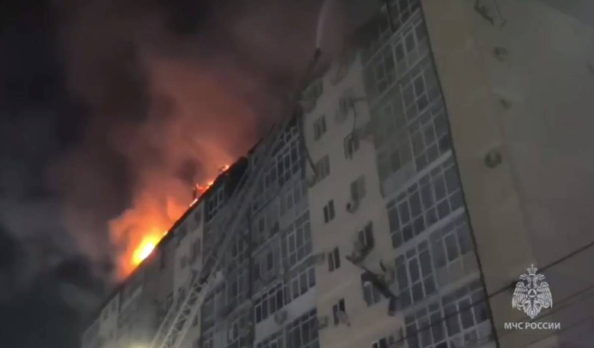 Пожарные потушили масштабное возгорание в многоквартирном доме в Анапе