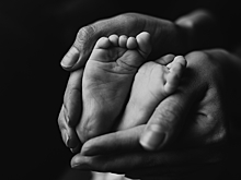 Била шнуром и тушила о тело окурки: в Адыгее мать обвиняют в истязании 3-летней дочери до смерти