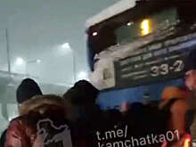 На Камчатке на видео сняли, как десятки мужчин выталкивали из сугроба автобус