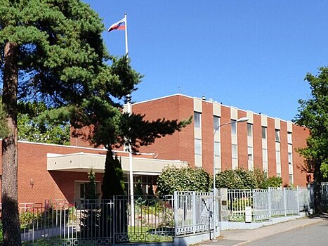 Дрон сбросил пакет с краской на торгпредство России в Швеции