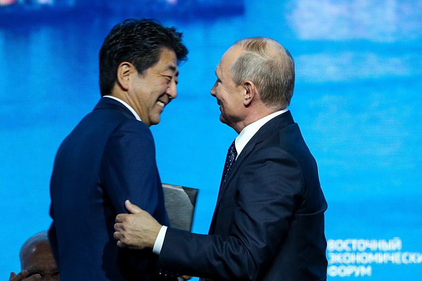 Премьер-министр Японии Синдзо Абэ и президент РФ Владимир Путин (слева направо) во время пленарного заседания в рамках V Восточного экономического форума на территории Дальневосточного федерального университета (ДВФУ) на острове Русский, 2019 год