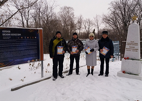 Церемония возложения цветов к обелиску Героя Советского Союза Василия Колонова прошла в Челябинской области