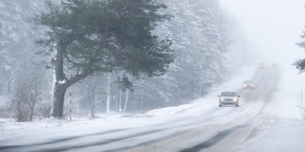 SHOT: в Шерегеше снежный апокалипсис парализовал движение на дорогах