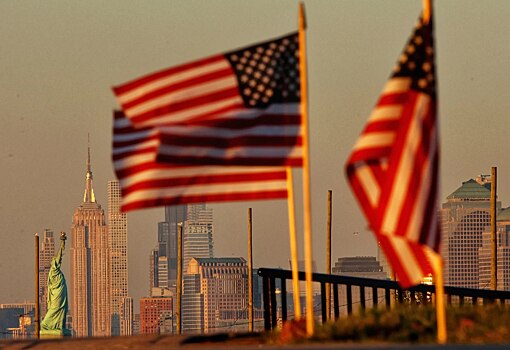 Почему США приостановили выдачу грин-карт?