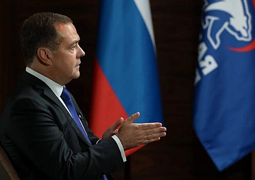 «Трусливые предатели»: Медведев о покинувших страну россиянах