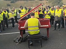 Видео с исполнением «Калинки» во время протестов во Франции оказалось фейком