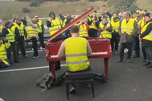 Видео с исполнением «Калинки» во время протестов во Франции оказалось фейком