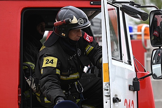 МЧС: Пожар произошел в пятиэтажке на юго-западе Москвы, три человека пострадали