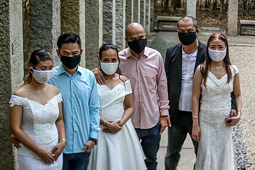 На Филиппинах прошла массовая «коронавирусная» свадьба в масках