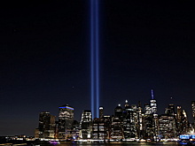 Над Нью-Йорком выросли две колонны света в память о терактах 9/11