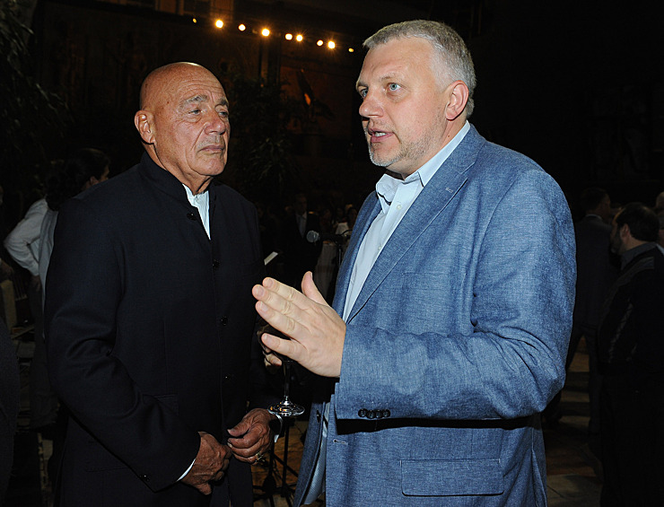 Телеведущий Владимир Познер и журналист Павел Шеремет (слева направо) на вечеринке в честь 22-го дня рождения радиостанции «Эхо Москвы», 2012