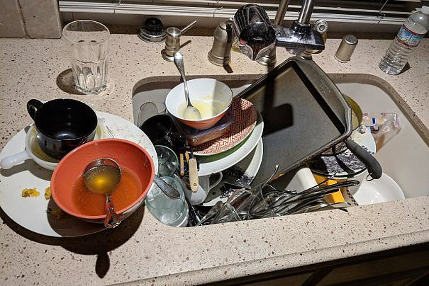 Почему нельзя оставлять посуду грязную на ночь. Грязная посуда. Гора посуды. Гора немытой посуды. Посуда гора посуды.