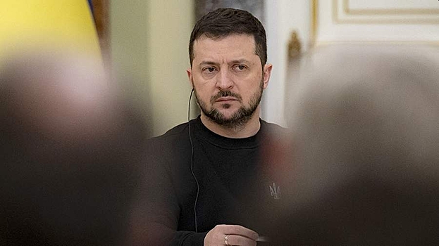 Зеленский впервые за годы надел костюм на встречу