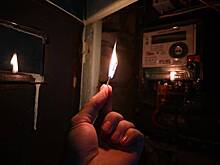 Москвич задолжал за электричество и решил готовить еду на костре в квартире