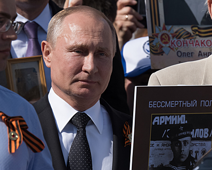Путин принимает участие в шествии "Бессмертного полка"