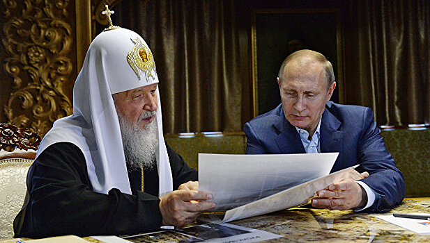 Путин подарил патриарху Кириллу сборник литографий