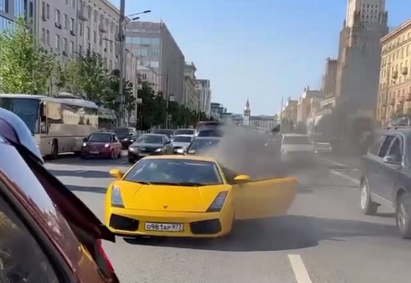 В Москве Lamborghini загорелась во время движения