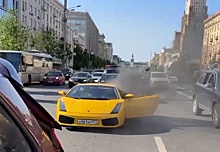 В Москве Lamborghini загорелась во время движения