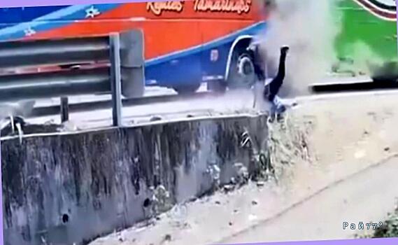 Водитель спасся, покинув автобус до столкновения