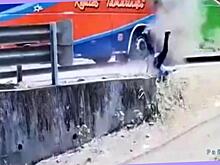 Водитель спасся, покинув автобус до столкновения