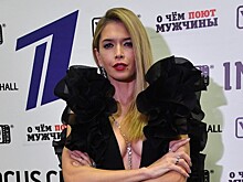 Оголившаяся Брежнева в наморднике взбудоражила Сеть