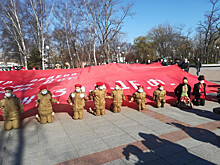 Огромное Знамя Победы развернули в столице Приморья
