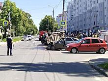 В Тольятти полицейские работают на месте столкновения легковушки с маршрутным автобусом