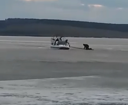 Езда на велосипеде по льду водохранилища чуть не погубила жителя Приангарья