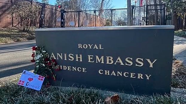 Американцы несут цветы к посольству Дании из-за Гренландии