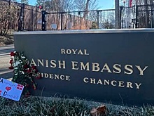 Американцы несут цветы к посольству Дании из-за Гренландии